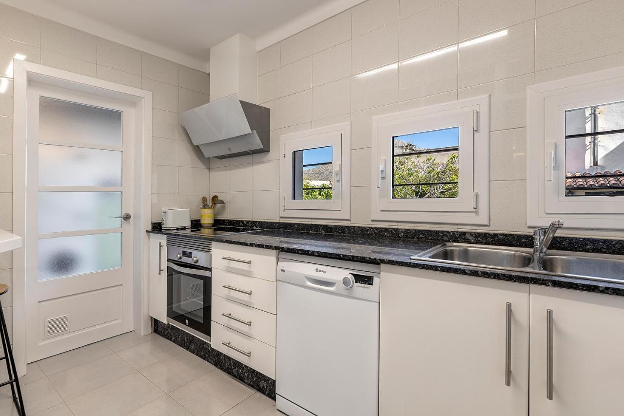 Apartamento La Gola Apartment, First-line Beachfront, Newly Refurbished